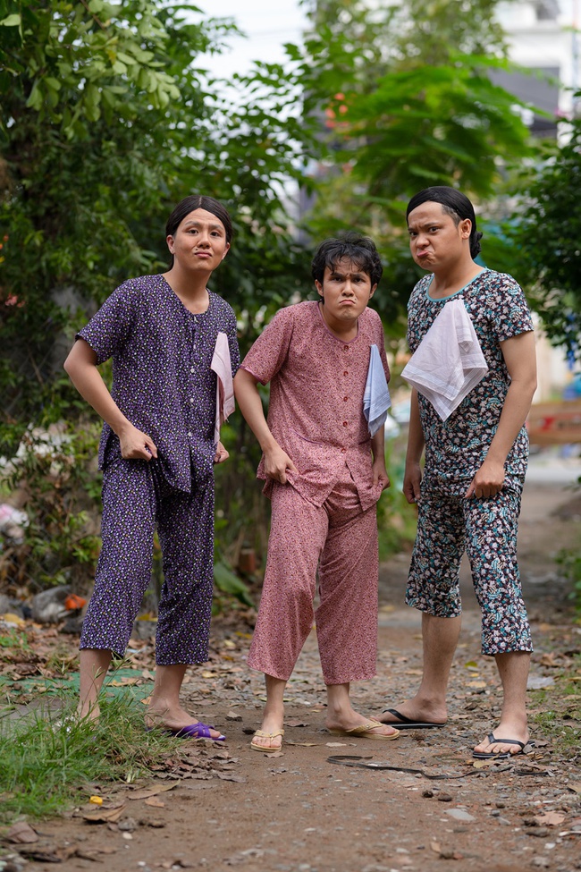 Huỳnh Lập - Duy Khánh - Lê Nhân tranh thủ nhắc đến nhiều đề tài nóng và không quên "cà khịa" khắp mạng xã hội - Ảnh 5. Huỳnh Lập – Duy Khánh – Lê Nhân gây sốc khi đưa chuyện Thủy Tiên đi từ thiện, Đông Nhi sinh con vào sản phẩm mới đầy thâm thúy Huỳnh Lập - Duy Khánh - Lê Nhân tranh thủ nhắc đến nhiều đề tài nóng và không quên "cà khịa" khắp mạng xã hội - Ảnh 5. Huỳnh Lập – Duy Khánh – Lê Nhân gây sốc khi đưa chuyện Thủy Tiên đi từ thiện, Đông Nhi sinh con vào sản phẩm mới đầy thâm thúy