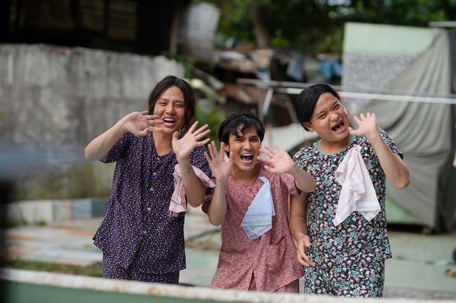 Huỳnh Lập - Duy Khánh - Lê Nhân tranh thủ nhắc đến nhiều đề tài nóng và không quên "cà khịa" khắp mạng xã hội - Ảnh 3. Huỳnh Lập – Duy Khánh – Lê Nhân gây sốc khi đưa chuyện Thủy Tiên đi từ thiện, Đông Nhi sinh con vào sản phẩm mới đầy thâm thúy Huỳnh Lập - Duy Khánh - Lê Nhân tranh thủ nhắc đến nhiều đề tài nóng và không quên "cà khịa" khắp mạng xã hội - Ảnh 3. Huỳnh Lập – Duy Khánh – Lê Nhân gây sốc khi đưa chuyện Thủy Tiên đi từ thiện, Đông Nhi sinh con vào sản phẩm mới đầy thâm thúy