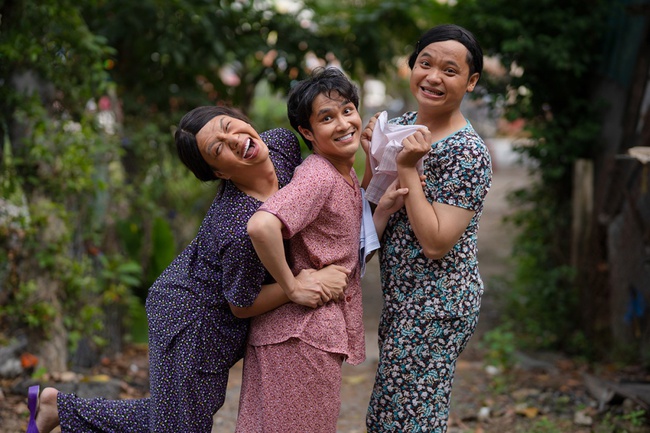 Huỳnh Lập - Duy Khánh - Lê Nhân tranh thủ nhắc đến nhiều đề tài nóng và không quên "cà khịa" khắp mạng xã hội - Ảnh 2. Huỳnh Lập – Duy Khánh – Lê Nhân gây sốc khi đưa chuyện Thủy Tiên đi từ thiện, Đông Nhi sinh con vào sản phẩm mới đầy thâm thúy Huỳnh Lập - Duy Khánh - Lê Nhân tranh thủ nhắc đến nhiều đề tài nóng và không quên "cà khịa" khắp mạng xã hội - Ảnh 2. Huỳnh Lập – Duy Khánh – Lê Nhân gây sốc khi đưa chuyện Thủy Tiên đi từ thiện, Đông Nhi sinh con vào sản phẩm mới đầy thâm thúy