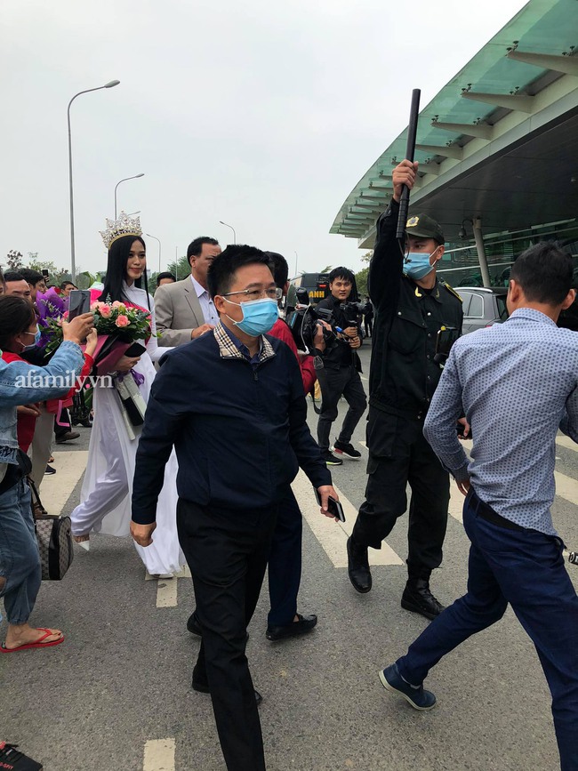HOT: Tân Hoa hậu Việt Nam 2020 Đỗ Thị Hà xuất hiện tại sân bay Thanh Hóa trong vòng tay chào đón của gia đình và bạn bè - Ảnh 3. HOT: Tân Hoa hậu Việt Nam 2020 Đỗ Thị Hà xuất hiện tại sân bay Thanh Hóa trong vòng tay chào đón của gia đình và bạn bè - Ảnh 3.