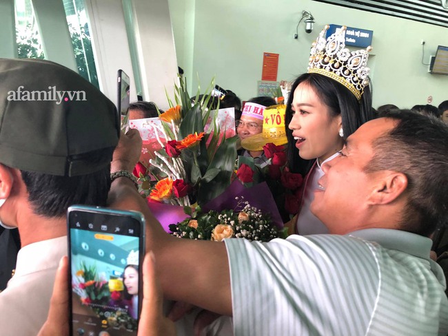 HOT: Tân Hoa hậu Việt Nam 2020 Đỗ Thị Hà xuất hiện tại sân bay Thanh Hóa trong vòng tay chào đón của gia đình và bạn bè - Ảnh 2.