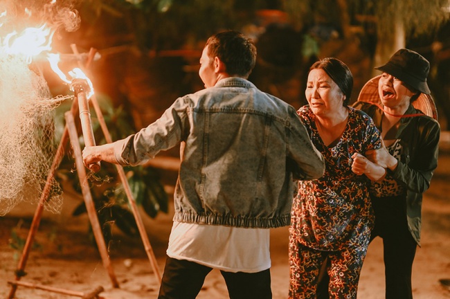 &quot;Ước hẹn làng chài&quot; tập 3: Chị đại Trang Trần đưa đàn em đi đòi nợ đòi đốt nhà khiến mẹ con Ngân Quỳnh, Lê Lộc khóc lóc van xin - Ảnh 6.