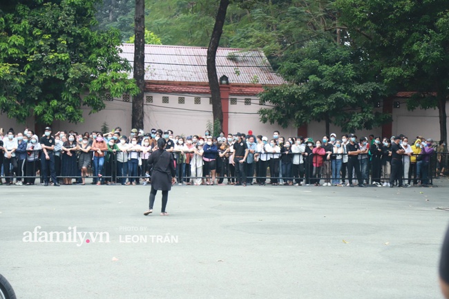 Trời Sài Gòn bắt đầu đổ mưa, người hâm mộ vẫn cố nán lại tiễn đưa nghệ sĩ Chí Tài chặng đường cuối cùng - Ảnh 5.