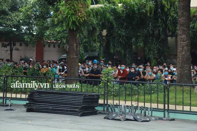 Trời Sài Gòn bắt đầu đổ mưa, người hâm mộ vẫn cố nán lại tiễn đưa nghệ sĩ Chí Tài chặng đường cuối cùng - Ảnh 9.