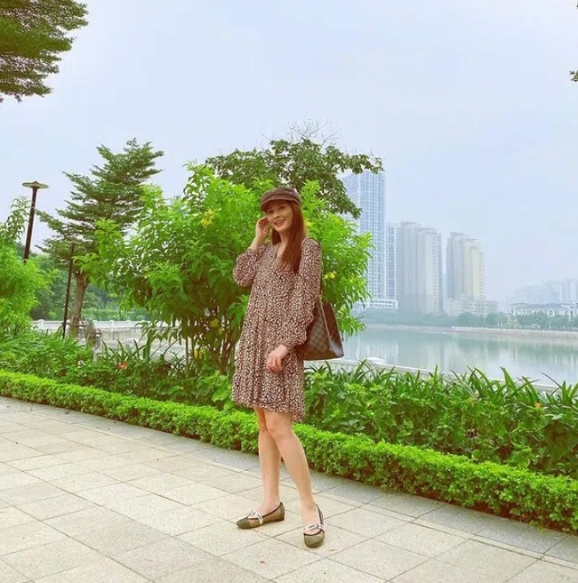 Bảo Thanh diện đồ đồng điệu cùng gia đình, giấu khéo bụng bầu trong thiết kế đầm suông - Ảnh 5. Bảo Thanh diện đồ đồng điệu cùng gia đình, giấu khéo bụng bầu trong thiết kế đầm suông - Ảnh 5.