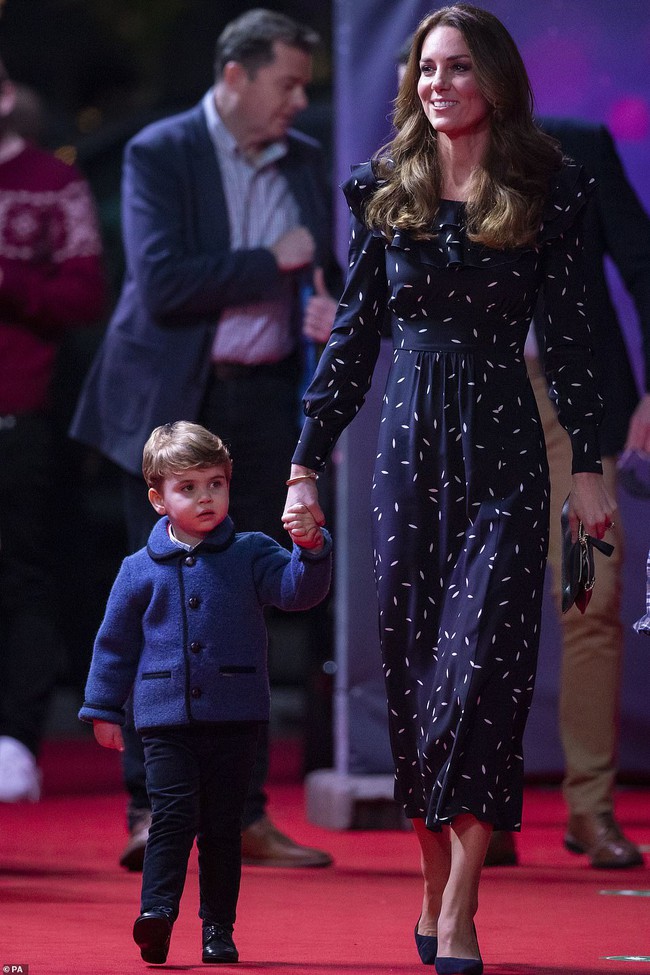 Lần đầu tiên 3 đứa trẻ nhà Công nương Kate cùng nhau xuất hiện trên thảm đỏ, bất ngờ nhất là Hoàng tử George với ngoại hình nổi bật - Ảnh 3.