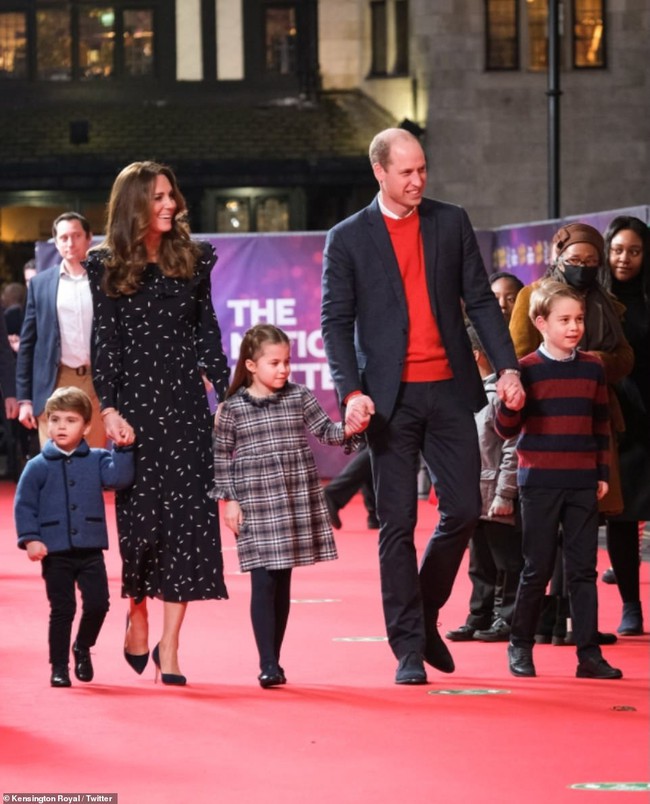 Lần đầu tiên 3 đứa trẻ nhà Công nương Kate cùng nhau xuất hiện trên thảm đỏ, gây bất ngờ nhất là Hoàng tử George với ngoại hình nổi bật - Ảnh 2.