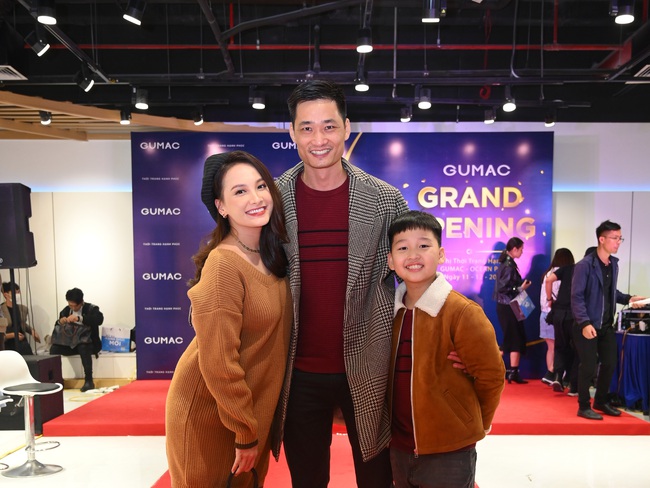 Bảo Thanh diện đồ đồng điệu cùng gia đình, giấu khéo bụng bầu trong thiết kế đầm suông - Ảnh 2. Bảo Thanh diện đồ đồng điệu cùng gia đình, giấu khéo bụng bầu trong thiết kế đầm suông - Ảnh 2.