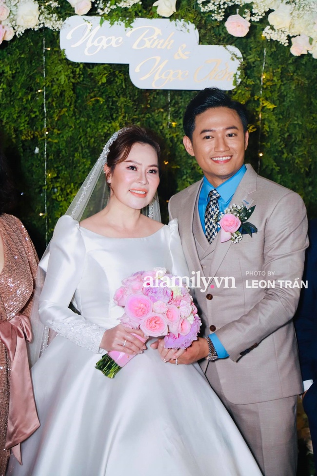 Quy Binh's private wedding: the bride and groom appeared, on rare occasions the actor shared directly about the business wife - Photo 3.