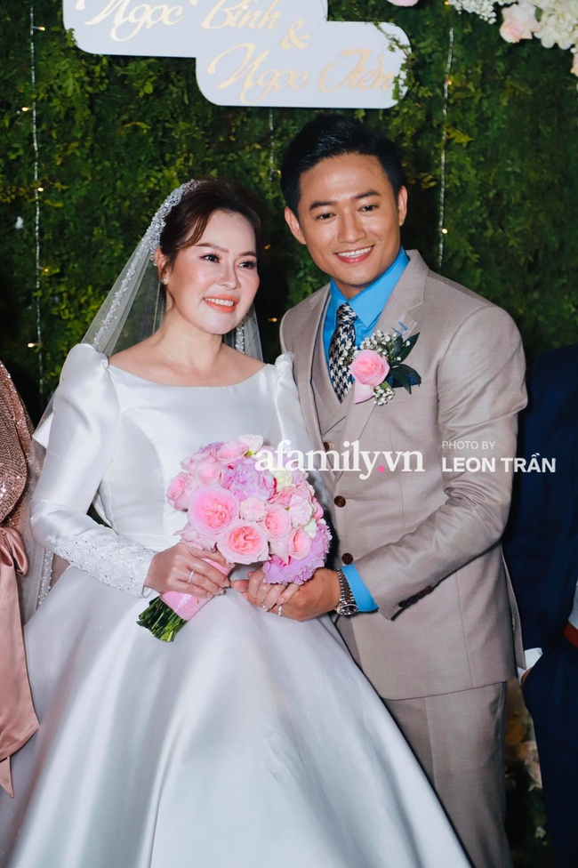 Quy Binh's private wedding: the bride and groom appeared, on rare occasions the actor shared directly about the business wife - Photo 1.