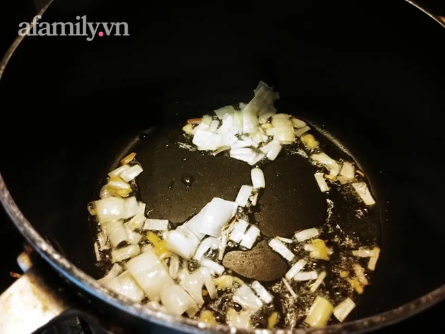 Ngày chay làm ngay món đậu hũ sa tế cay ngon, mùa đông ăn là số 1! - Ảnh 3.