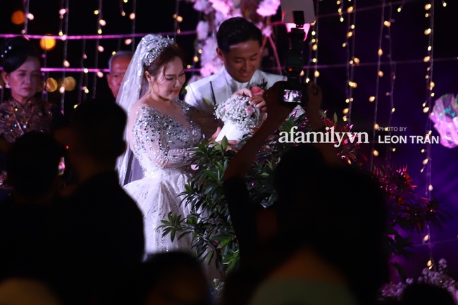 Quy Binh's private wedding: The actor broke down in tears and kissed his wife, sharing the business woman's wife for the first time - Photo 10.