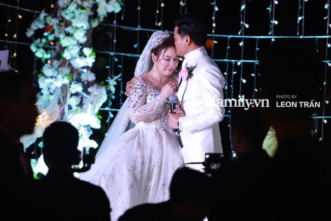 Quy Binh's private wedding: The actor burst into tears and kissed his wife, sharing the business woman's wife for the first time - Photo 9.