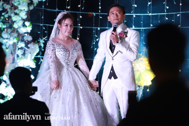 Quy Binh's private wedding: the actor broke down in tears and kissed his wife, sharing the business woman's wife for the first time - Photo 7.