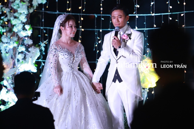 Quy Binh's private wedding: The actor broke down in tears and kissed his wife for the first time, sharing directly about his business wife - Photo 8.