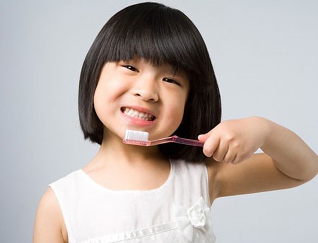 Vì sao phải lựa chọn kem đánh răng phù hợp với từng lứa tuổi của trẻ, bác sĩ răng hàm mặt sẽ chỉ rõ lý do cực quan trọng cha mẹ không thể lơ là - Ảnh 2.
