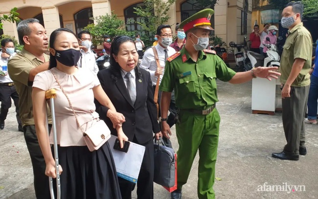 Hình ảnh nữ tiếp viên hàng không Vietnam Airlines chống nạng đến tòa với đôi chân chi chít vết thương khiến nhiều người xúc động  - Ảnh 3.