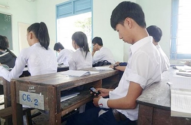 Chính phủ yêu cầu có hướng dẫn sử dụng điện thoại di động cho học sinh trong giờ học - Ảnh 1.
