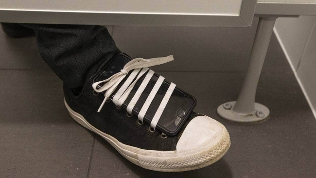 Đôi giày kỳ lạ tố cáo sở thích bệnh hoạn kéo dài 10 năm của bác sĩ Singapore - Ảnh 1.