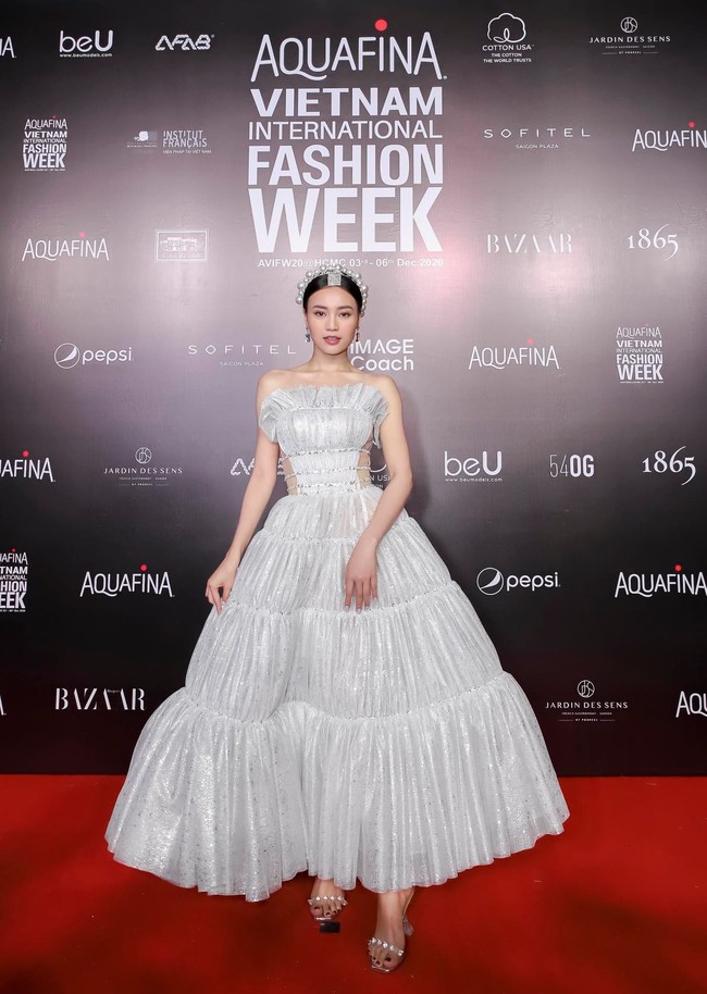 Aquafina Vietnam International Fashion Week ngày cuối: Ngọc Trinh hóa nữ thần, Thủy Tiên khoe chân dài trong thiết kế đầm xẻ cao tận hông - Ảnh 15.