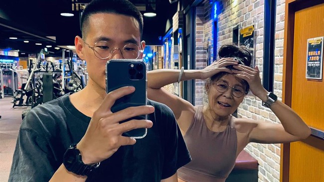 Chàng trai 23 tuổi khoe mẹ Sugar 63 tuổi: Sau khi bị ném đá dữ dội, `` nam chính '' nhan sắc thực sự của Chàng trai 23 tuổi khoe mẹ Sugar 63 tuổi: Sau khi bị ném đá dữ dội, `` nam chính '' nhan sắc thực sự của