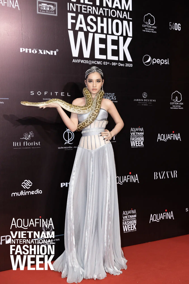 Aquafina Vietnam International Fashion Week ngày cuối: Ngọc Trinh hóa nữ thần, Thủy Tiên khoe chân dài trong thiết kế đầm xẻ cao tận hông - Ảnh 1.