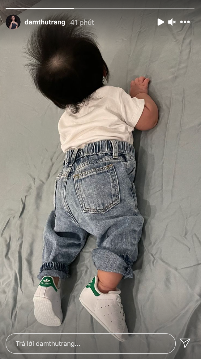 Rich kid Suchin nhà Cường Đô La "lên đồ" cực sành điệu nhưng dưới chân của cô bé có gì mà mọi người chú ý chăm chăm? - Ảnh 1. Rich kid Suchin nhà Cường Đô La "lên đồ" cực sành điệu nhưng dưới chân của cô bé có gì mà mọi người chú ý chăm chăm? - Ảnh 1.