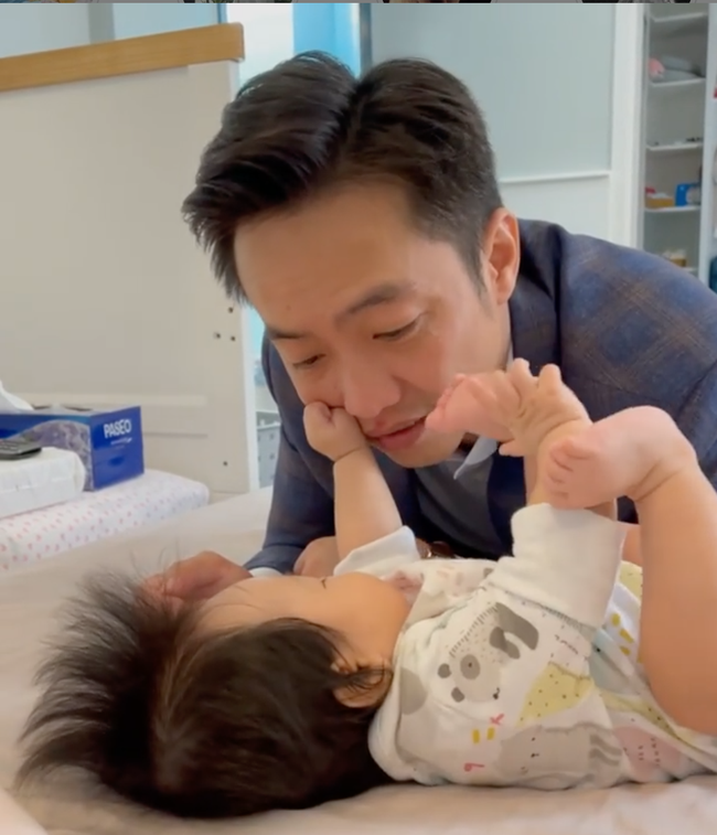 Rich kid Suchin nhà Cường Đô La "lên đồ" cực sành điệu nhưng dưới chân của cô bé có gì mà mọi người chú ý chăm chăm? - Ảnh 5. Rich kid Suchin nhà Cường Đô La "lên đồ" cực sành điệu nhưng dưới chân của cô bé có gì mà mọi người chú ý chăm chăm? - Ảnh 5.