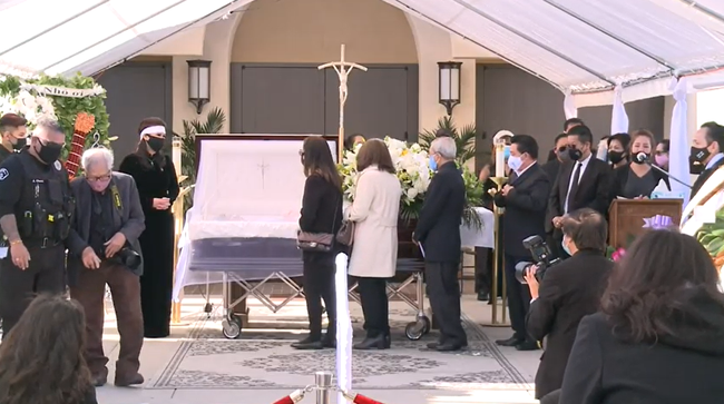 Tang lễ cố nghệ sĩ Chí Tài tại Mỹ: Vợ cố nghệ sĩ Chí Tài tiều tụy trong tang lễ của chồng - Ảnh 2.