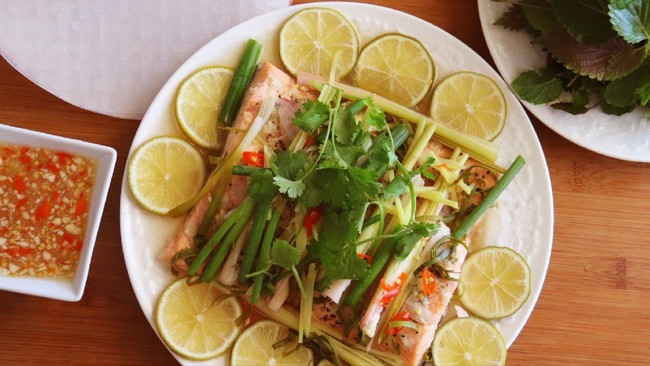 Bữa trưa cuối tuần mà chị em vào bếp làm cá hồi theo cách này, đảm bảo nồi cơm bay vèo chỉ trong 1 nốt nhạc! - Ảnh 1.