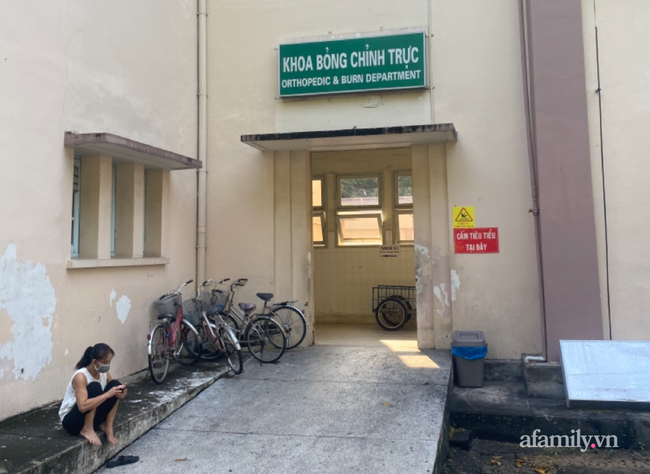 Bé trai 8 tuổi tự chạy xe máy bị đứt lìa tay phải nguy kịch, gia đình mang cả cánh tay bỏ thùng lạnh cầu cứu - Ảnh 4. Bé trai 8 tuổi tự chạy xe máy bị đứt lìa tay phải nguy kịch, gia đình mang cả cánh tay bỏ thùng lạnh cầu cứu - Ảnh 4.