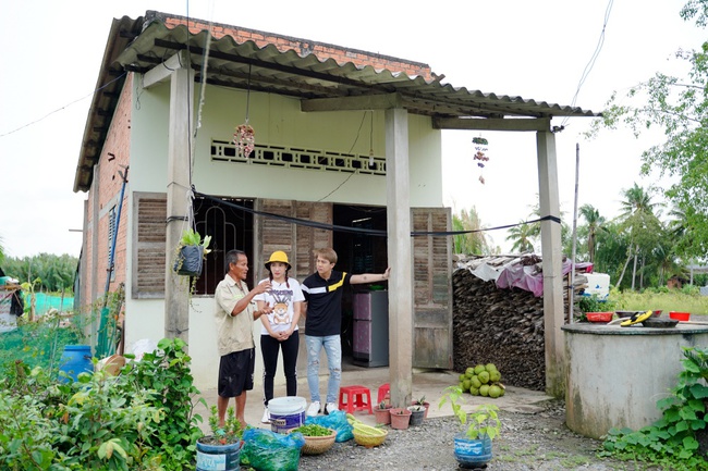 Khả Như, Duy Khánh về quê trồng rau, giăng lưới bắt cá phụ giúp người đàn ông nghèo bị bạo hành từ nhỏ - Ảnh 3.