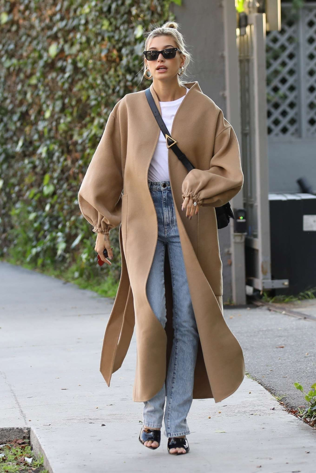 Bà xã Justin Bieber diện áo khoác dáng dài theo 10 cách rất đơn giản nhưng siêu xịn mịn, nhìn mà muốn &quot;copy&quot; trọn mùa Đông - Ảnh 4.