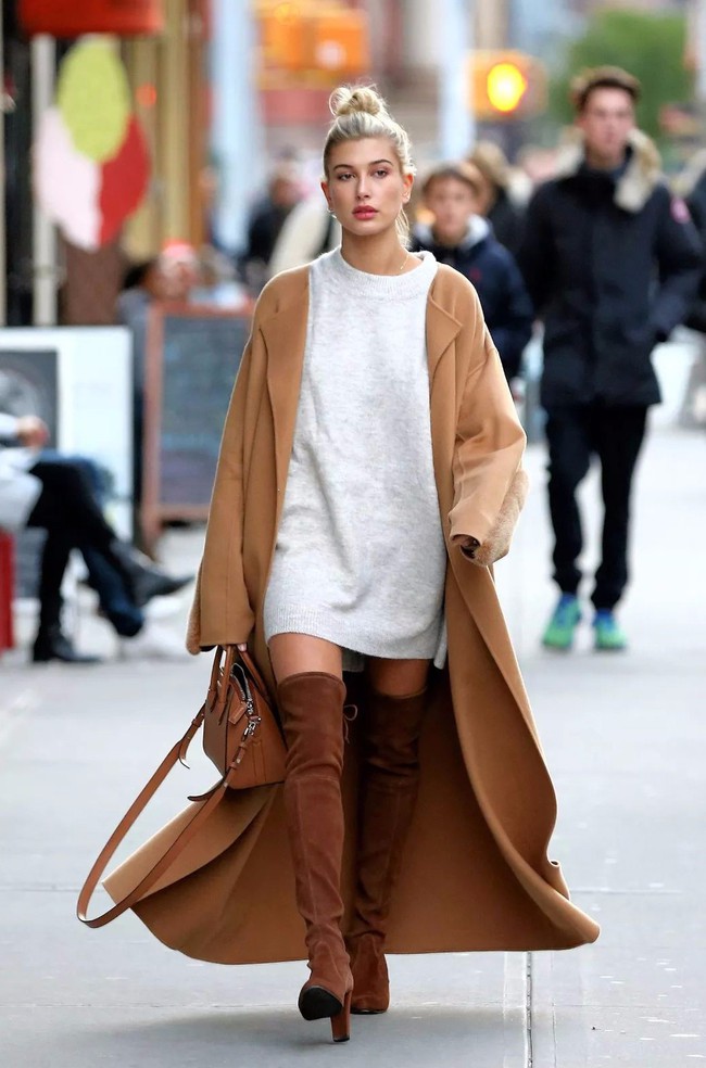Bà xã Justin Bieber diện áo khoác dáng dài theo 10 cách rất đơn giản nhưng siêu xịn mịn, nhìn mà muốn &quot;copy&quot; trọn mùa Đông - Ảnh 1.