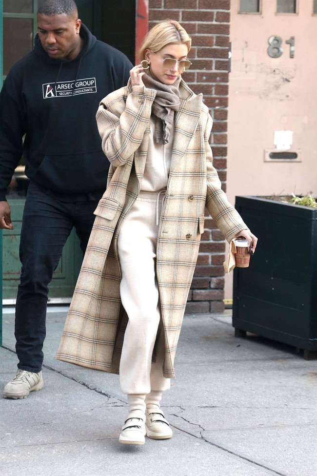 Bà xã Justin Bieber diện áo khoác dáng dài theo 10 cách rất đơn giản nhưng siêu xịn mịn, nhìn mà muốn &quot;copy&quot; trọn mùa Đông - Ảnh 3.