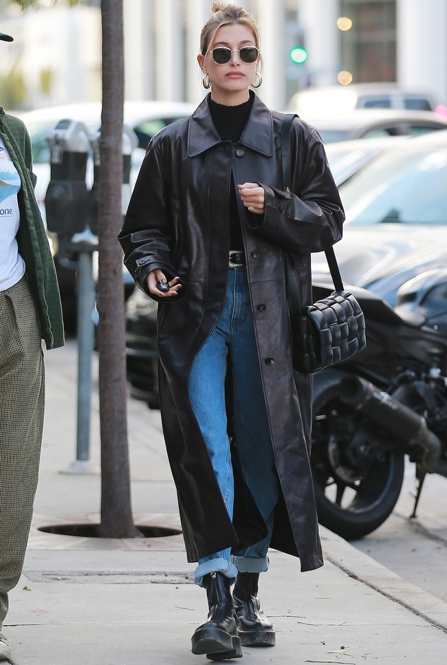 Bà xã Justin Bieber diện áo khoác dáng dài theo 10 cách rất đơn giản nhưng siêu xịn mịn, nhìn mà muốn &quot;copy&quot; trọn mùa Đông - Ảnh 8.
