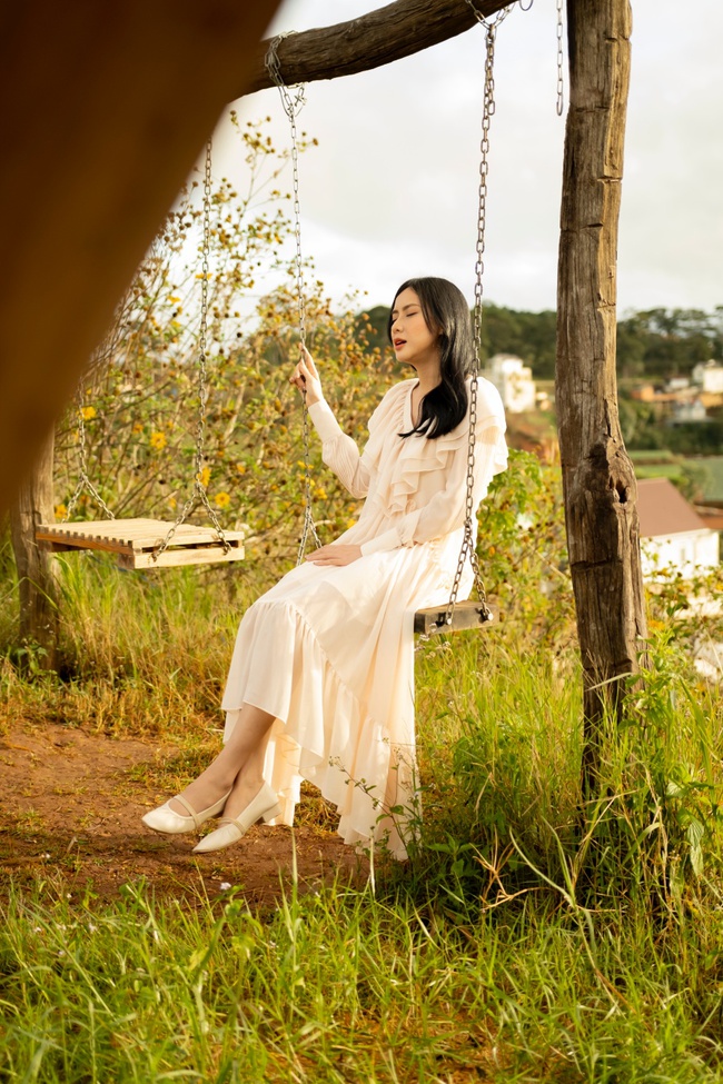Thái Tuyết Trâm tung MV kể chuyện tình đậm chất "nàng thơ" - Ảnh 2. Thái Tuyết Trâm tung MV kể chuyện tình đậm chất "nàng thơ" - Ảnh 2.