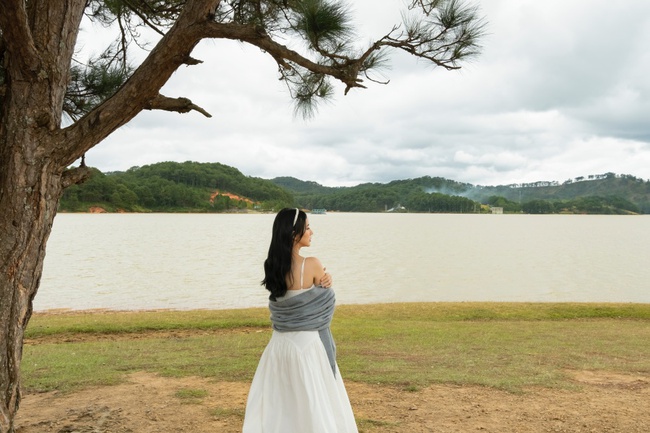 Thái Tuyết Trâm tung MV kể chuyện tình đậm chất "nàng thơ" - Ảnh 3. Thái Tuyết Trâm tung MV kể chuyện tình đậm chất "nàng thơ" - Ảnh 3.