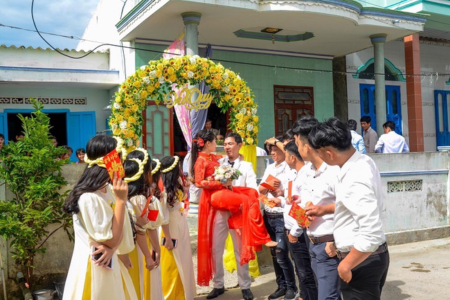 Cô dâu bất ngờ gặp tai nạn trước ngày cưới, cảnh tượng chú rể bế vợ đến hôn trường khiến người chứng kiến vô cùng cảm động - Ảnh 3.