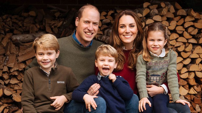 Khoe kh&eacute;o đồ chơi xa xỉ của con trai Archie trong thiệp mừng Gi&aacute;ng sinh, nh&agrave; Meghan Markle vẫn bị chỉ tr&iacute;ch bởi chi tiết k&eacute;m tinh tế - Ảnh 3.