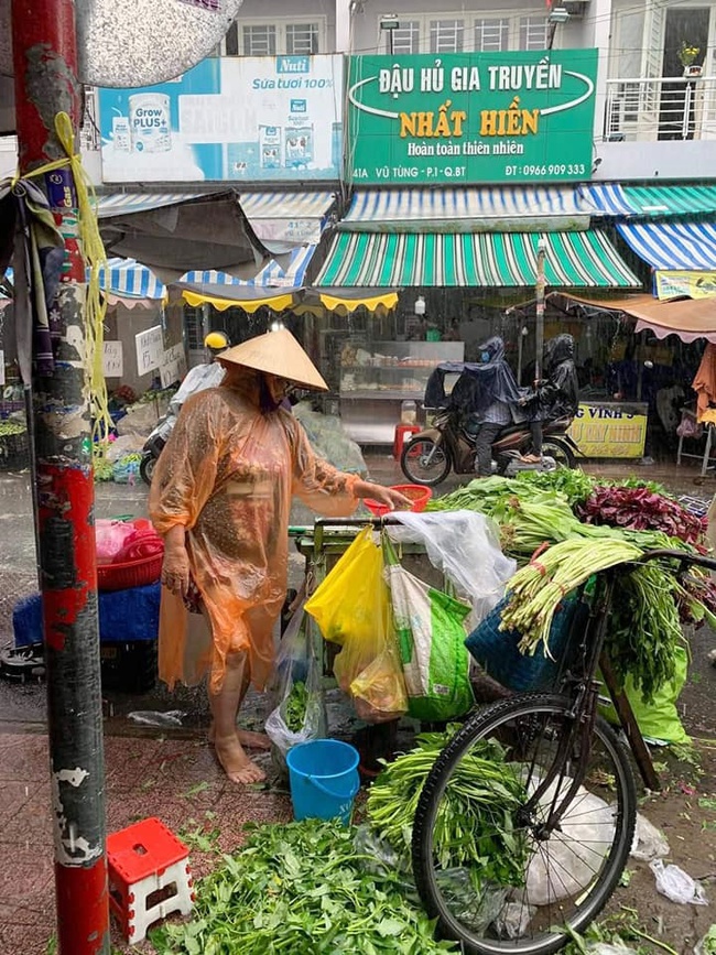 Cộng đồng mạng chia sẻ câu chuyện cảm động về người phụ nữ 60 tuổi bị ung thư, đứng bán rau giữa trời mưa trên vỉa hè Sài Gòn - Ảnh 2.