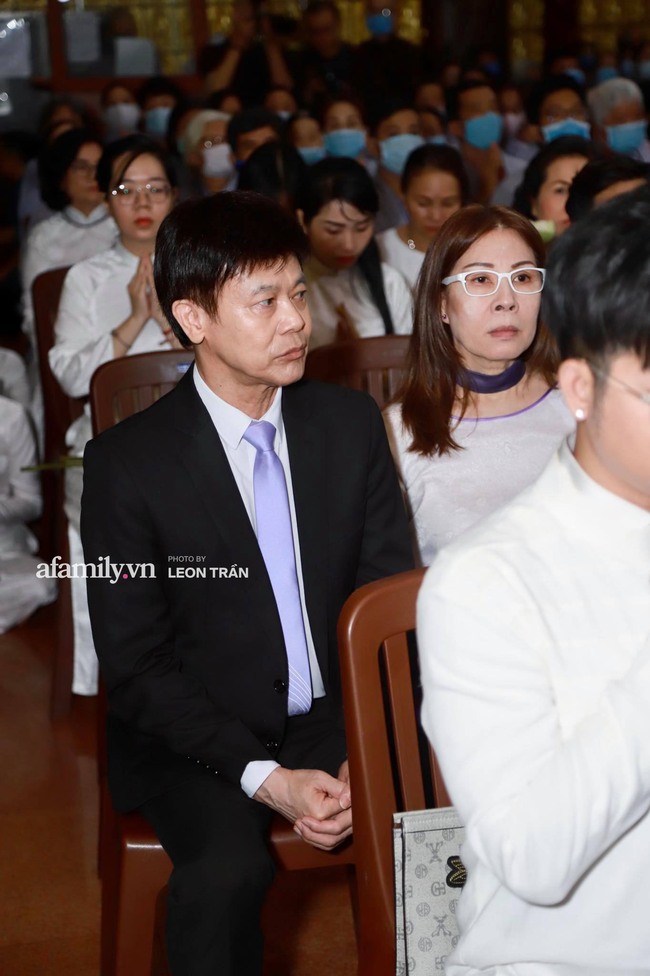 Vợ chồng Ưng Hoàng Phúc, Phương Mỹ Chi nghẹn ngào trong lễ cầu siêu cho cố nhạc sĩ Lam Phương - Ảnh 3.