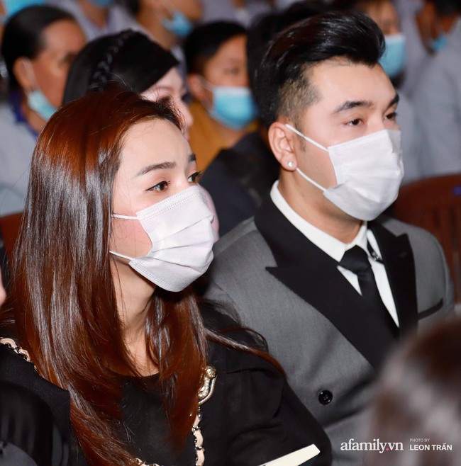 Vợ chồng Ưng Hoàng Phúc, Phương Mỹ Chi nghẹn ngào trong lễ cầu siêu cho cố nhạc sĩ Lam Phương - Ảnh 2.
