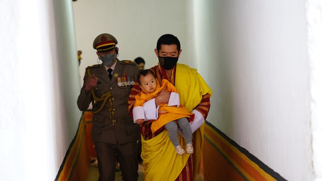 Hoàng hậu &quot;vạn người mê&quot; Bhutan chia sẻ ảnh mới của hai Hoàng tử, vẻ ngoài của hai đứa trẻ hoàng gia gây bất ngờ - Ảnh 4.