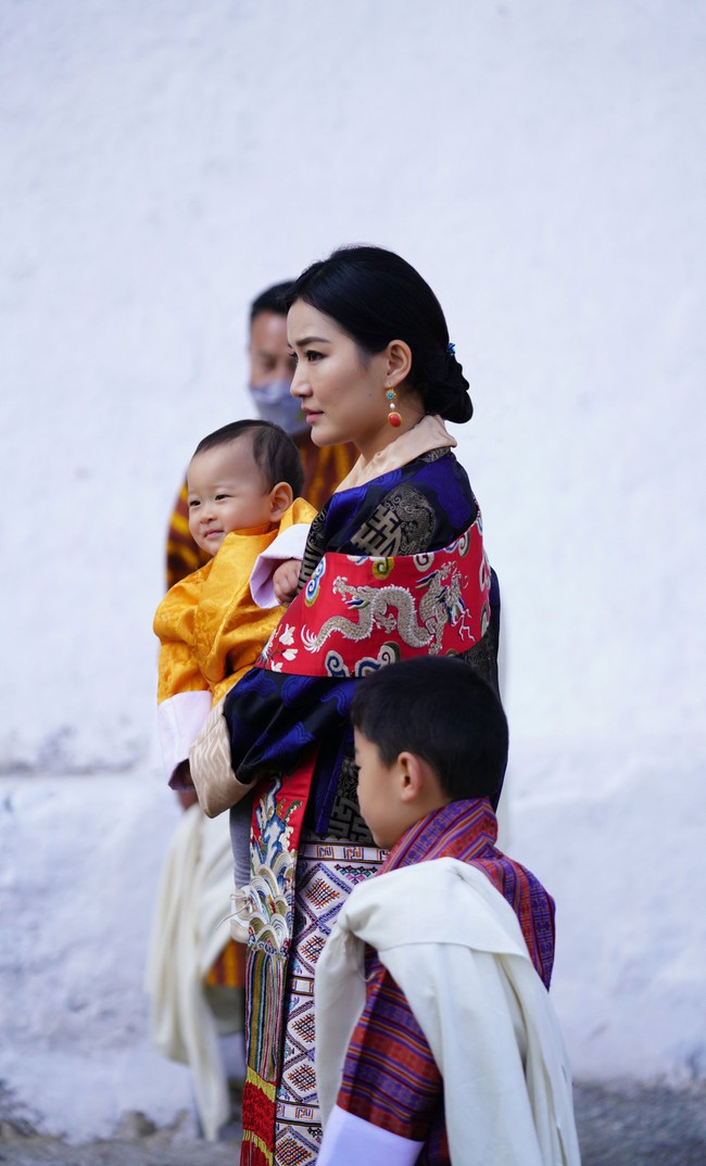 Hoàng hậu &quot;vạn người mê&quot; Bhutan chia sẻ ảnh mới của hai Hoàng tử, vẻ ngoài của hai đứa trẻ hoàng gia gây bất ngờ - Ảnh 2.