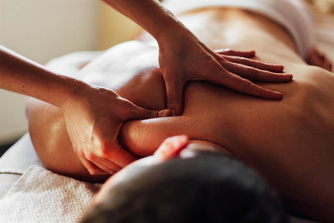 Bạn bè truyền nhau đoạn video khỏa thân trong phòng massage, cô gái tò mò tìm xem mới tá hỏa nhân vật chính là mình - Ảnh 2.