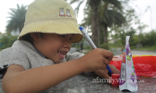 Câu chuyện xúc động về ông bố ôm con nhỏ bán bọc chân chống trên vỉa hè ở Hà Nội: "Bây giờ tôi không nghĩ đến việc lấy vợ mà phải nuôi con khôn lớn cái đã" - Ảnh 8.