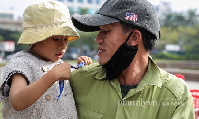 Câu chuyện xúc động về ông bố ôm con nhỏ bán bọc chân chống trên vỉa hè ở Hà Nội: "Bây giờ tôi không nghĩ đến việc lấy vợ mà phải nuôi con khôn lớn cái đã" - Ảnh 6.