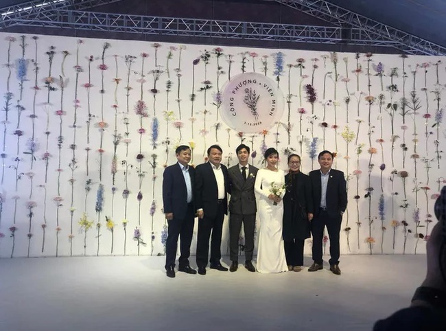 Hình ảnh Công Phượng - Viên Minh tươi cười trong rạp đám cưới ở quê gây xúc động mạnh, sau những sang chảnh ở Sài Gòn hay Phú Quốc thì tình người quê hương sao mà ấm đến vậy! - Ảnh 6. Hình ảnh Công Phượng - Viên Minh tươi cười trong rạp đám cưới ở quê gây xúc động mạnh, sau những sang chảnh ở Sài Gòn hay Phú Quốc thì tình người quê hương sao mà ấm đến vậy! - Ảnh 6.