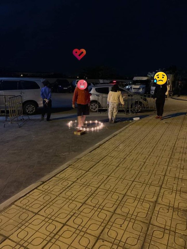 Xem xong ảnh chụp màn tỏ tình, người đàn ông bất chợt nổi điên khi thấy một chi tiết “lạ” rồi lao vào vật luôn bạn gái, vứt quà lăn lóc mặc kệ tất cả - Ảnh 3. Xem xong ảnh chụp màn tỏ tình, người đàn ông bất chợt nổi điên khi thấy một chi tiết “lạ” rồi lao vào vật luôn bạn gái, vứt quà lăn lóc mặc kệ tất cả - Ảnh 3.